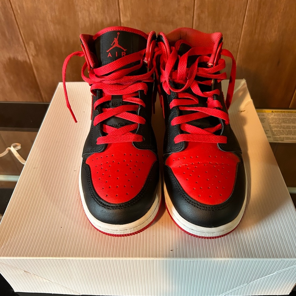 Shoes heels are 8 and 8 1/2. Jordan’s are youth 6.